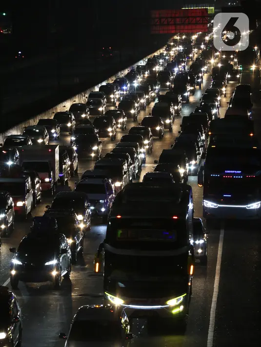 <p>Antrean kendaraan pemudik di Jalan Tol arah Bekasi, Tambun, Kerawang, Jawa Barat, Jumat (28/4/2022) Malam. Pada H-2 diprediksi sebagai puncak arus mudik Lebaran 2022, arus lalu lintas menuju  ke Jawa terpantau padat. (Liputan6.com/Johan Tallo)</p>