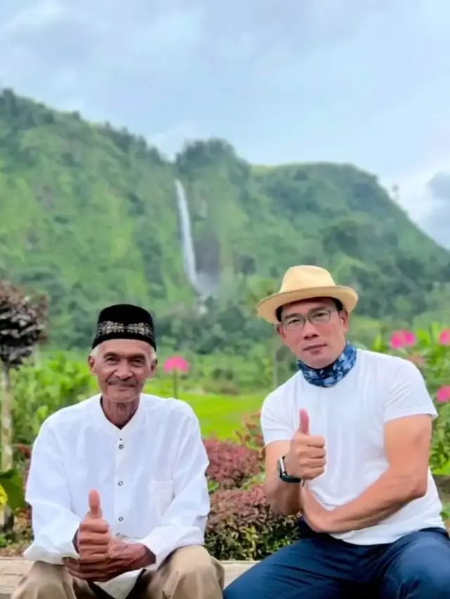 6 Potret Ridwan Kamil Sambangi Rumah Abah Jajang, Tempuh Waktu 3 Jam Naik Motor