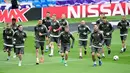 Para pemain Bayern Munchen melakukan pemanasan selama sesi latihan di Stadion Santiago Bernabeu di Madrid (30/4). Pada leg pertama Munchen takluk atas Madrid 2-1 di Allianz Arena, Jerman.  (AFP Photo/Javier Soriano)