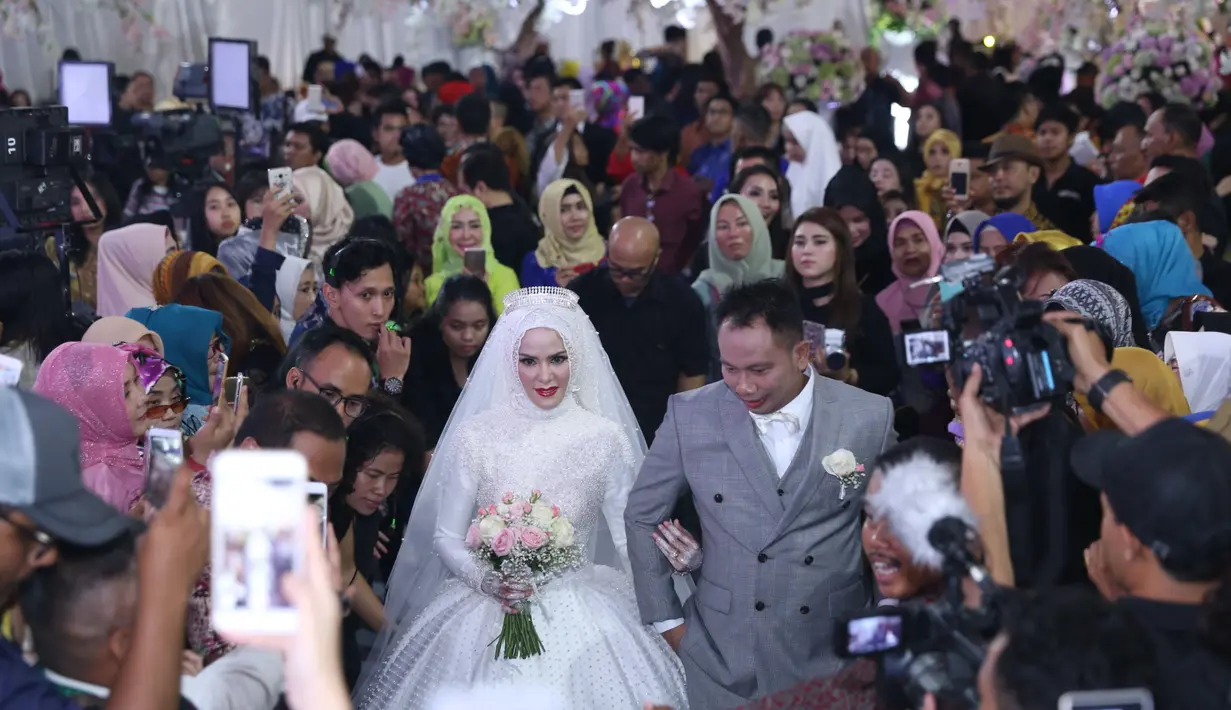 Vicky dan Angel diantara para tamu yang hadir. Ada tamu reguler dan VIP. Dari teman-teman selebriti, kolega keduanya masuk dalam VIP. (Nurwahyunan/Bintang.com)