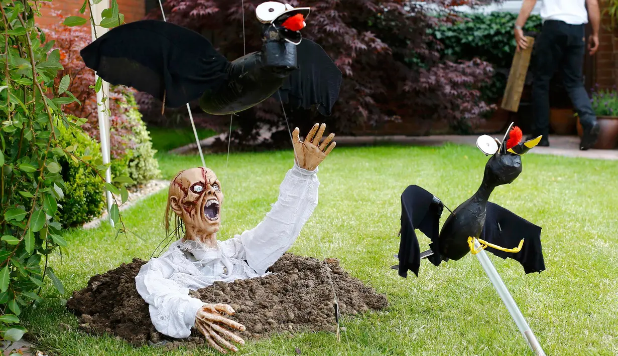 Sebuah orang-orangan sawah yang berjudul "Scaredcrows" saat Festival Scarecrow di Heather, Inggris, 28 Juli 2015. Festival sejak 1999 ini selalu menarik perhatian wisatawan mancanegera  untuk berdatangan ke Inggris. (REUTERS/Darren Staples)