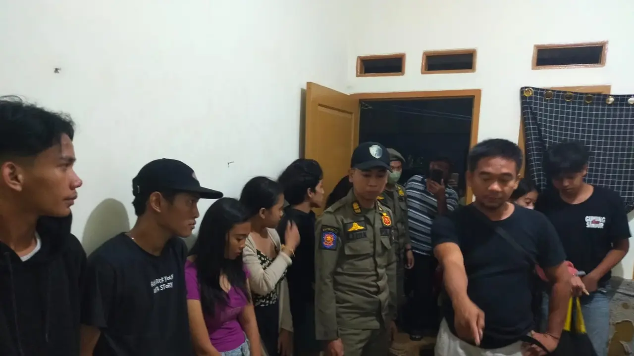 Satpol PP Kota Tangerang Selatan (Tangsel), amankan penghuni kos-kosan yang diduga menjajakan diri ke pria hidung belang di dalam kamar kos-kosan tersebut, di daerah Pamulang dan Serpong, Sabtu (15/4/2023) dini hari.
