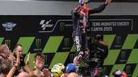 Aleix Espargaro merayakan kemenangan di MotoGP Catalunya. (LLUIS GENE / AFP)