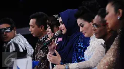Artis asal Malaysia, Dato Siti Nurhaliza (tengah) mengomentari penampilan finalis D'Academy Asia 2 di Studio 5 Indosiar, Jakarta, Kamis (29/12). Weni unggul atas dua finalis lainnya, Rani dan Irsya ditempat ketiga. (Liputan6.com/Helmi Fithriansyah)