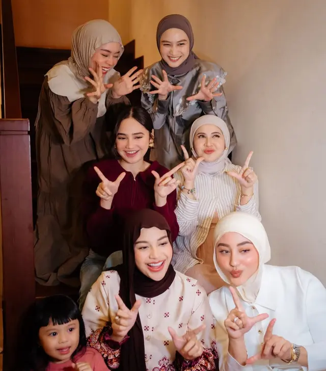 Meriah penuh tawa, intip 7 momen seru bukber geng artis Mamayu yang seru abis