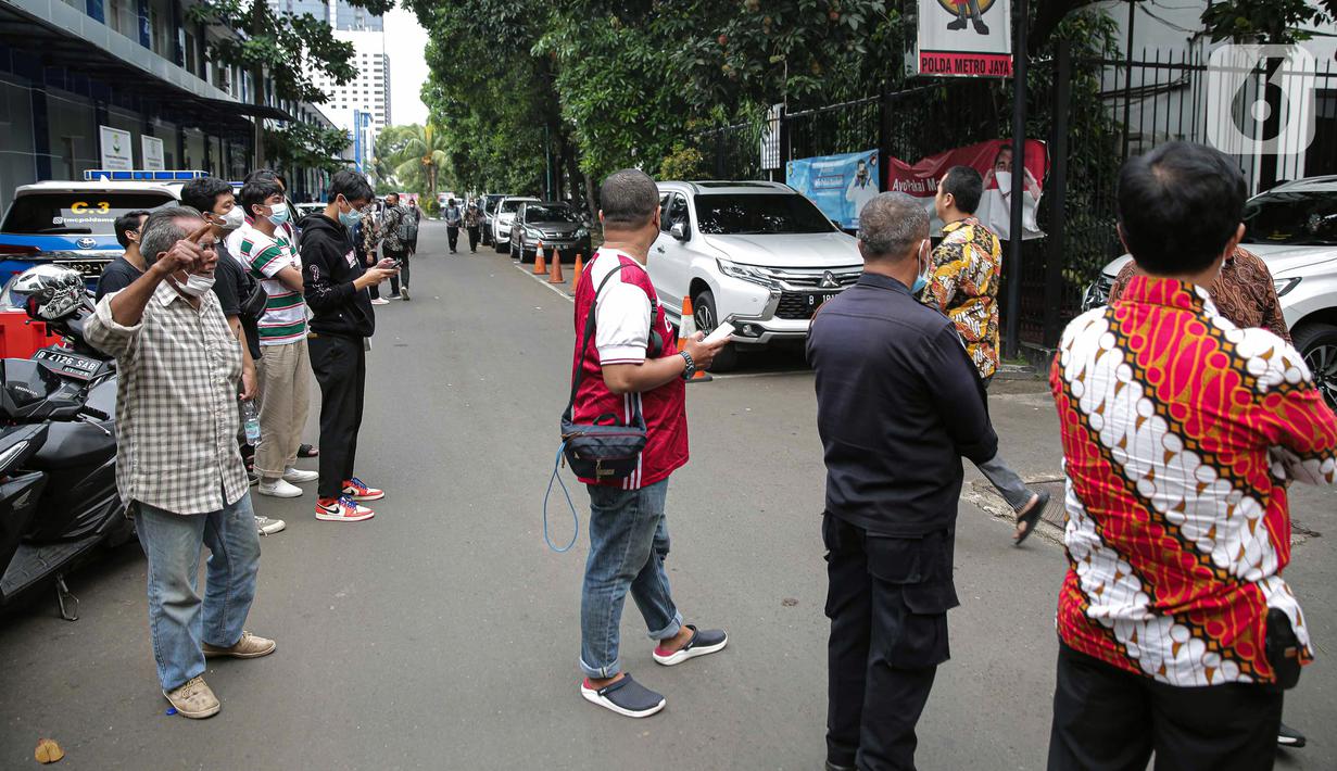 Warga berhamburan usai terjadi gempa di kawasan Polda Metro Jaya, Jakarta, Jumat (14/1/2022). Menurut BMKG, sumber gempa berada pada kedalaman 10 kilometer. (Liputan6.com/Faizal Fanani)