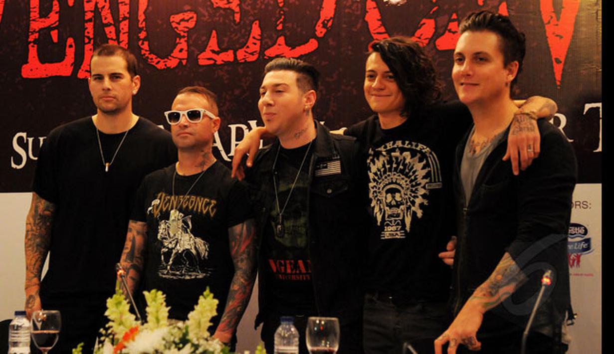 Kelompok musik Avenged Sevenfold (A7X) berfoto bersama jelang konser Asia Tour 2015 Avenged Sevenfold di Jakarta, Sabtu (17/1/2015). (Liputan6.com/Faisal R Syam)