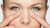 Mata Anda sering terlihat lelah dan memiliki lingkaran gelap di bawahnya? Cobalah tips di bawah ini untuk menyehatkan mata Anda.