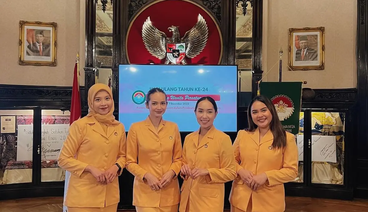 Di foto lainnya, Enzy kembali tampil elegan dalam balutan seragam dharma wanita. Seragam ini memiliki nuansa pastel yang manis, Enzy memadukan atasan berkerah lengan panjang dengan rok midi dan loafers hitam. Bukankah potret transformasi penampilan Enzy Storia sebagai ratu komedi menjadi istri diplomat ini menakjubkan, Sahabat FIMELA? [Foto: Instagram/enzystoria]
