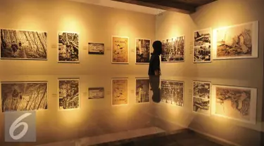 Seorang pengunjung mengamati foto yang dipamerkan dalam Pameran Foto & Peluncuran Buku 71th RI Bingkisan Revolusi di Galeri Foto Jurnalistik Antara, Jakarta, Senin (22/8). (Liputan6.com/Gempur M Surya)