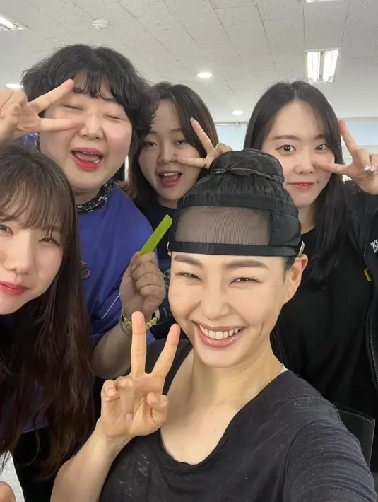 Honey Lee juga mengucapkan terima kasih kepada tim stylist-nya yang telah membantu menunjang penampilananya di drama sageuk. "Is your sister's side? Made it stand out Our Hye-chul's Bomi, Kyuri, Min-seo, and Uibun-mi are pretty," ujarnya.