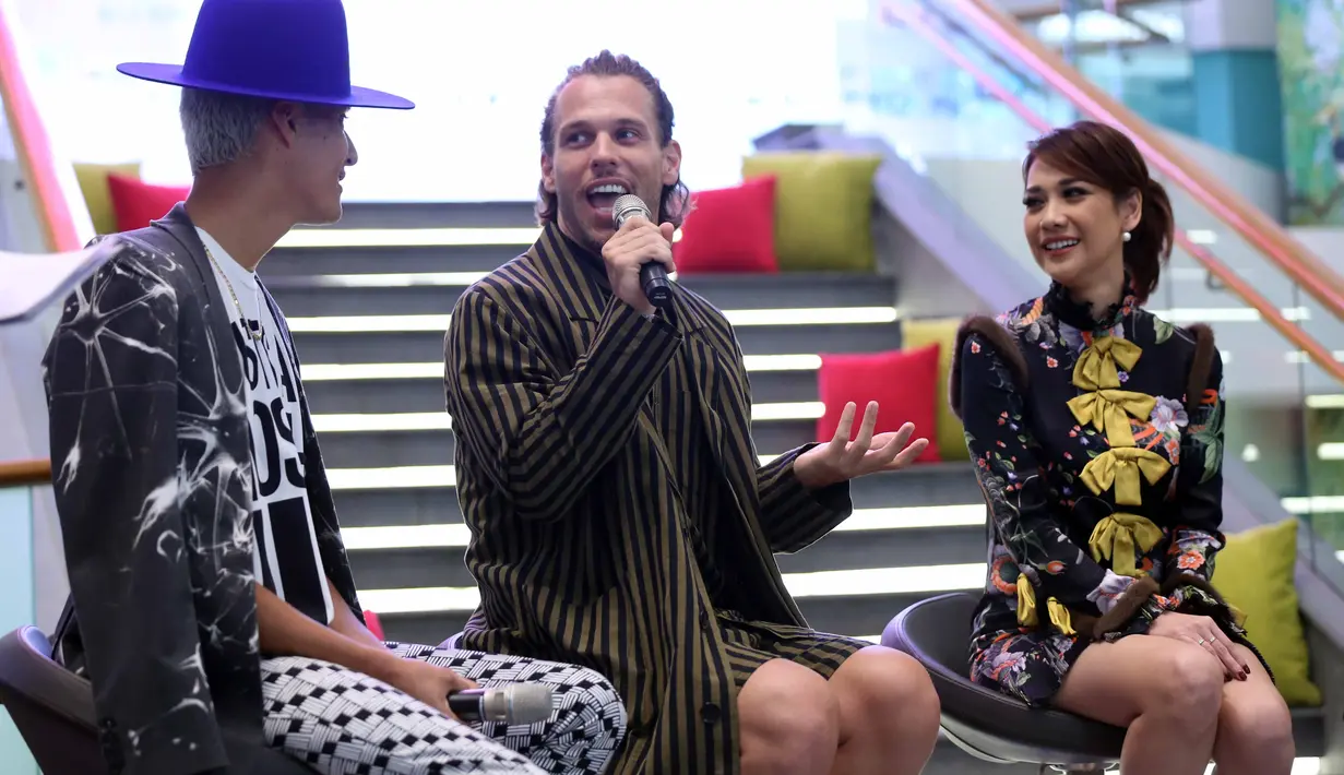 Cerita unik BCL mendapatkan ide dalam konsernya. Demi konsernya, ia mengajak Art Director kenamaan dunia, The Squared Division LA, yakni Ashley Evans dan Anthony Ginandjar. Yang menggarap konser musisi dunia. (Nurwahyunan/Bintang.com)