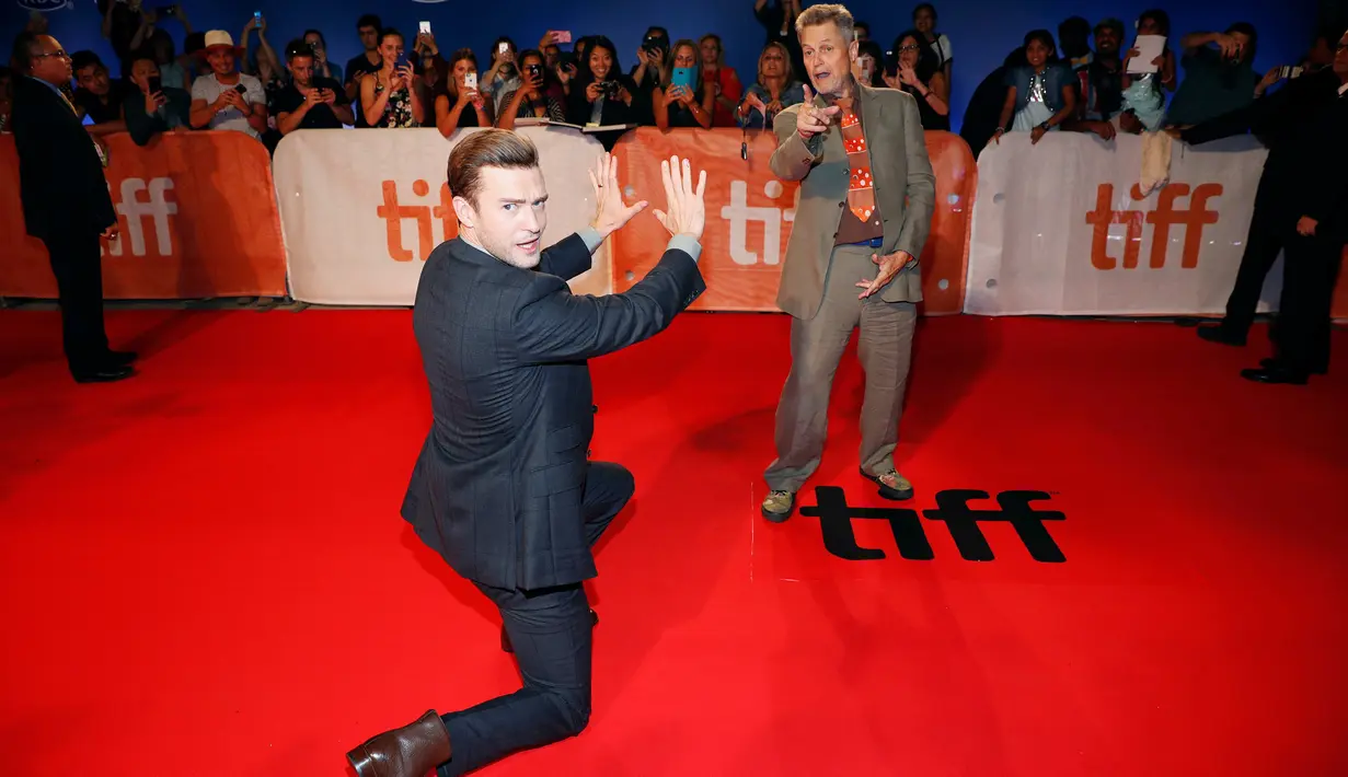 Pose konyol penyanyi Justin Timberlake dan sutradara Jonathan Demme di karpet merah film "Justin Timberlake and the Tennessee Kids" pada Toronto International Film Festival (TIFF) ke-41, di Toronto, Kanada, Selasa (13/9). (REUTERS/Mark Blinch)