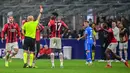 AC Milan mendapatkan bencana pada menit ke-29, Franck Kessie menerima kartu kuning keduanya dan diusir keluar lapangan. (AFP/Miguel Medina)
