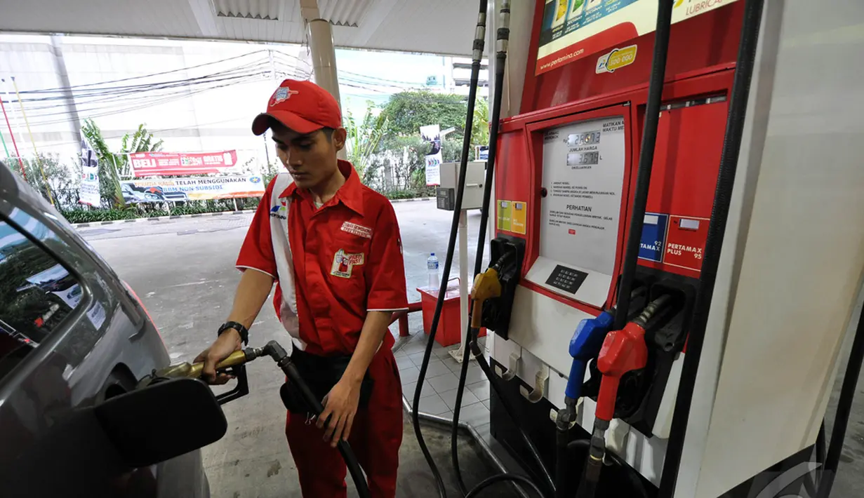 Turunnya harga bahan bakan minyak (BBM) jenis premium membuat kendaraan roda empat ikut mengisinya,  Jakarta, Kamis (1/1/2015). (Liputan6.com/Miftahul Hayat)