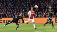Striker Juventus, Cristiano Ronaldo, mencetak gol dengan tandukan kepala ke gawang Ajax Amsterdam pada laga Liga Champions di Stadion Johan Cruyff, Rabu (10/4). Kedua tim bermain imbang 1-1. (AP/Martin Meissner)