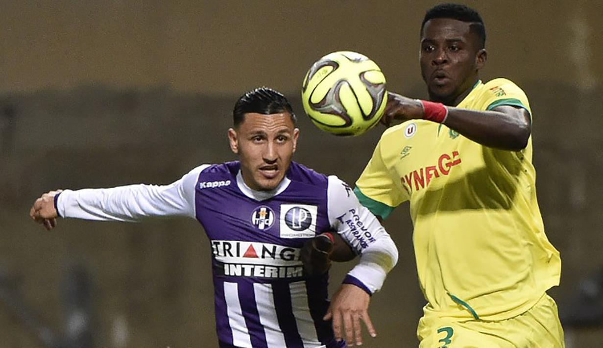Papy Mison Djilibodji berusaha merebut bola pada laga Liga Prancis di Toulouse, Sabtu (25/4/2015). The Blues menebus Papy dari Nantes dengan dana sebesar 2,7 juta poundsterling. (AFP Photo/Pascal Pavani)