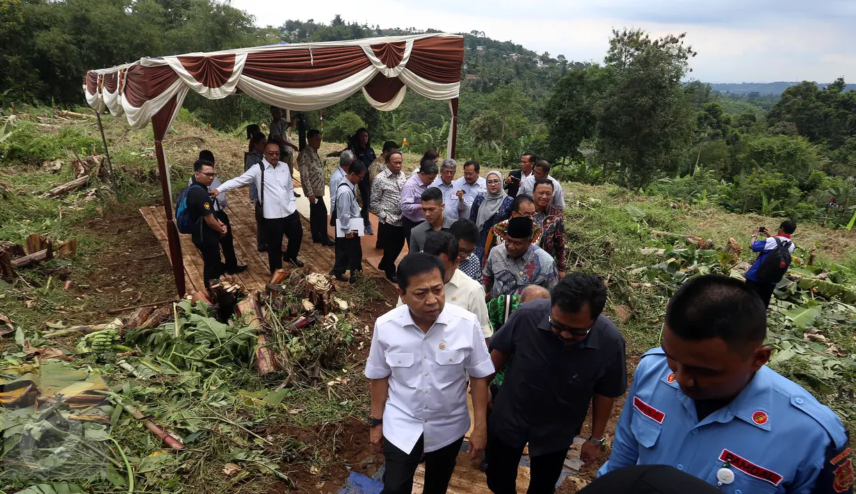 Ketua DPR RI, Setya Novanto saat mengunjungi pembangunan gedung Pusdiklat Kesekjenan dan Badan Keahlian DPR RI di Wisma Griya Sabha DPR, Kopo, Bogor, Senin (4/4). (Liputan6.com/Johan Tallo)