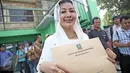 Kader Partai Demokrat, Mischa Hasnaeni Moein atau yang biasa disebut "Wanita Emas", menunjukkan formulir di DPW PKB DKI Jakarta, Senin (11/4). Formulir tersebut untuk mengikuti penjaringan bakal calon gubernur DKI Jakarta. (Liputan6.com/Faizal Fanani)