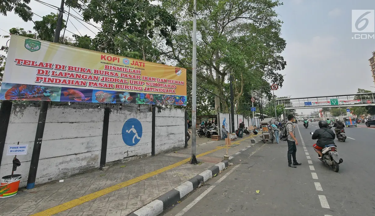Sebuah spanduk membentang di trotoar Bursa Pasar Ikan dan Hewan Jatinegara, Jakarta, Jumat (21/6/2019). Sejak Senin (17/6) pedagang ikan hias di Pasar Hewan Jatinegara mulai direlokasi ke Lapangan Jenderal Urip Sumihardjo guna mengembalikan fungsi trotoar. (Liputan6.com/Herman Zakharia)