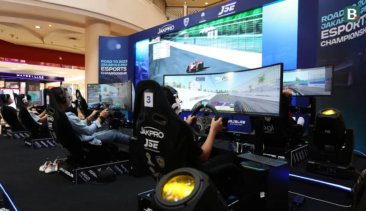 Sejumlah pebalap simulator berkompetisi saat Jakarta E-Prix ESports Championship 2023 yang berlangsung di Mal Artha Gading, Kelapa Gading, Jakarta Utara, Sabtu (20/05/2023).  40 pebalap simulator berpartisipasi untuk memperebutkan kejuaraan merupakan rangkaian dari Road to Jakarta E-Prix 2023. (Bola.com/Bagaskara Lazuardi)
