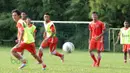 Berlatih game menjadi salah satu menu latihan pemain Persija di Lapangan National Youth Training Center, Sawangan, Depok, Rabu (17/2/2016). (Bola.com/Nicklas Hanoatubun)