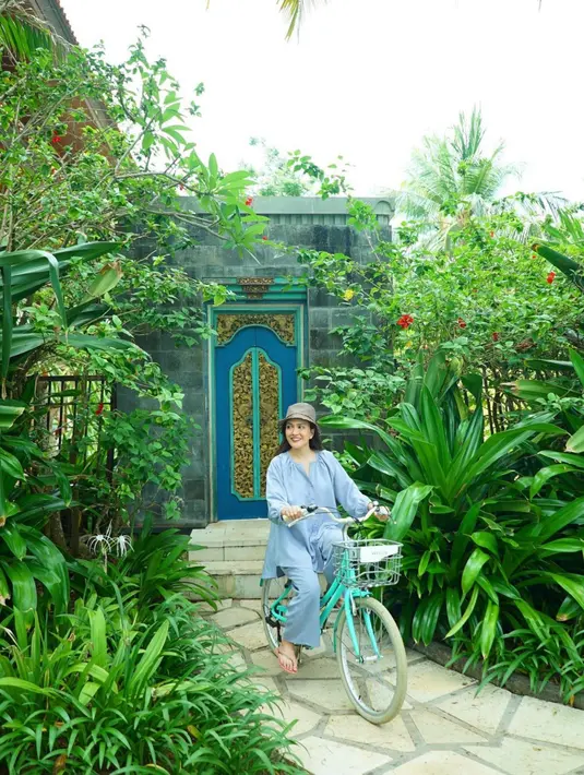 Saat mengenakan topi, bintang film Eiffel I'm in Love ini memadupadankan dengan baju yang sesuai. Sehingga, meskipun tengah santai, ia tetap nampak stylish. (Liputan6.com/IG/shandyaulia)
