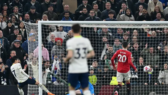 Pemain Tottenham Son Heung-min menjebol gawang Manchester United pada lanjutan Liga Inggris