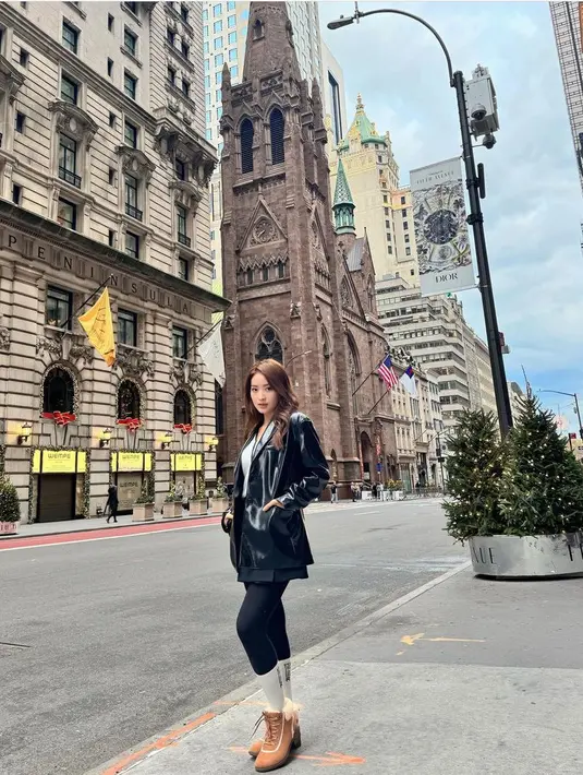 Natasha Wilona dan keluarga juga menikmati liburan di Amerika Serikat. Ia mengenakan atasan jaket leather dipadukan legging warna serasi. [@natashawilona12]