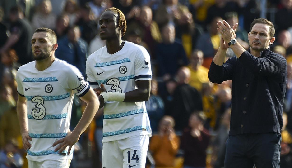 <p>Manajer sementara Chelsea Frank Lampard (kanan) bertepuk tangan pada akhir pertandingan sepak bola Liga Inggris antara Wolverhampton Wanderers dan Chelsea di Stadion Molineux, Wolverhampton, Inggris, Sabtu (8/4/2023). (AP Photo/Rui Vieira)</p>