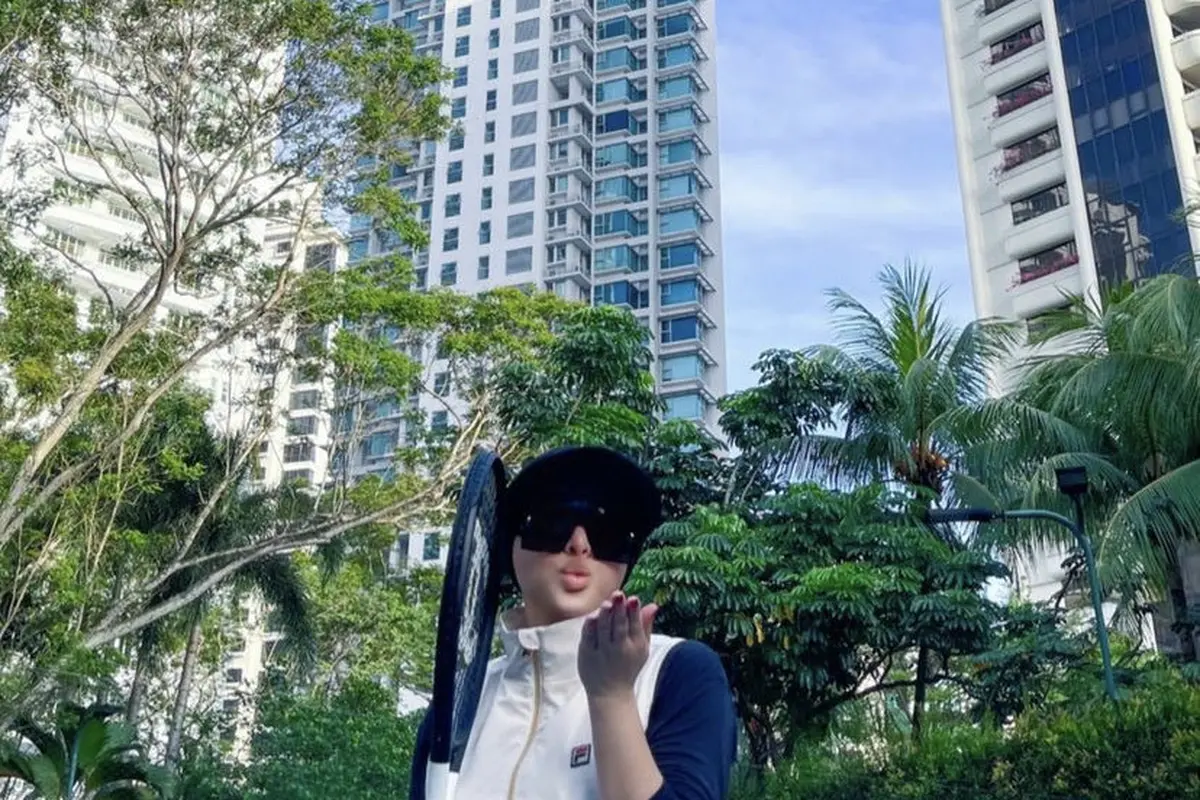 Tampilan Baju Olahraga Syahrini saat Bermain Tenis, credit: (@princessyahrini)