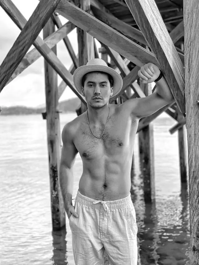 7 Gaya Valentino Peter Pamer ABS Ini Curi Perhatian