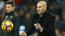 Pelatih Real Madrid, Zinedine Zidane melempar bola ke dalam lapangan saat timnya sedang ketinggalan melawan Las Palmas pada lanjutan La Liga Spanyol di Santiago Bernabeu stadium, Madrid, (1/3/2017). Madrid bermain imbang 3-3.  (AP/Paul White)