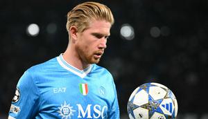 Gelandang Napoli, Kevin De Bruyne, saat laga Liga Champions melawan Sporting Lisbon di Stadion Diego Armando Maradona, Kamis (2/10/2025) dini hari WIB. (Alberto Pizzoli/AFP)