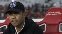 Pelatih Arema FC, Joko Susilo, mengamati anak asuhnya saat melawan Persija Jakarta pada laga Liga 1 di SUGBK, Jakarta, Sabtu (31/3/2018). Persija menang 3-1 atas Arema FC. (Bola.com/Vitalis Yogi Trisna)