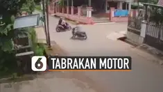 Kejadian ini diawali seorang pengendara motor yang tiba-tiba berhenti di tengah perempatan.