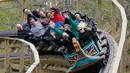 Pengunjung menaiki Roller Coaster kayu InvadR di Busch Gardens di Williamsburg, Virginia (7/4). Tempat ini adalah taman bermain pertama yang jalur roller coasternya terbuat dari kayu.  (AP Photo/Steve Helber)