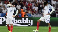 Reaksi dua pemain Inggris, Wayne Rooney (kiri) dan Dele Alli, setelah timnya kebobolan dari Islandia pada babak 16 besar Piala Eropa 2016 di Allianz Riviera, Nice, Senin (27/6/2016). (AFP/Tobias Schwarz)