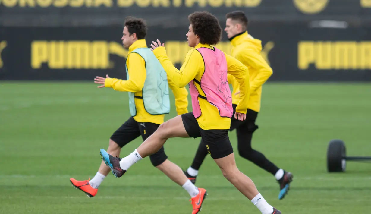 Para pemain Dortmund melakukan pemanasan saat sesi latihan di Dortmund, Jerman barat (4/3). Pada leg pertama babak 16 besar Liga Champions Tottenham menang telak atas Dortmund 3-0 di Stadion Wembley. (AFP Photo/Bernd Thissen)