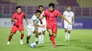 Pemain Timnas Indonesia U-23, Muhammad Rayhan Hannan (tengah) berebut bola dengan Jeong Jaesang (Korea Selatan) pada laga Kualifikasi Piala Asia U-23 2026 Grup J yang digelar di Stadion Gelora Deltra, Sidoarjo, Jawa Timur, Selasa (9/9/2025) malam WIB. (Bola.com/Abdul Aziz)