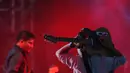 Aksi lain ditunjukkan oleh gitaris Sheila On 7. Dalam lagu Melompat Lebih Tinggi, Eros menunjukkan aksinya menaruh gitar dibelakang kepalanya sambil mengiringi lagu tersebut. (Galih W. Satria/Bintang.com)