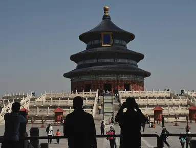 Orang-orang berjalan dalam Kuil Surga saat liburan Hari Buruh di Beijing, China, 2 Mei 2022. Hari Buruh pada umumnya dirayakan pada tanggal 1 Mei, dan dikenal dengan sebutan May Day. (Noel Celis/AFP)