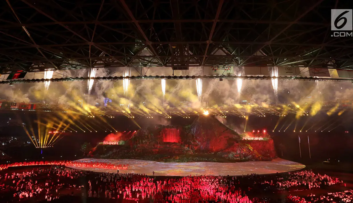 Penari memasuki panggung jelang penyalaan obor Asian Games 2018 saat pembukaan di Stadion Utama Gelora Bung Karno (SUGBK), Jakarta, Sabtu (18/8). (Liputan.com/Fery Pradolo)