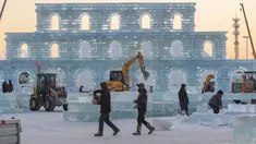 Para pekerja bekerja di lokasi konstruksi untuk ajang Dunia Es dan Salju Harbin, taman hiburan musiman terkenal yang dibuka setiap musim dingin, di Harbin, Heilongjiang, China, 14 Desember 2020. Ajang Dunia Es dan Salju Harbin ke-22 dijadwalkan dibuka pada akhir Desember. (Xinhua/Xie Jianfei)
