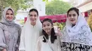 Keluarga Gibran Rakabuming dan Selvi Ananda juga memilih busana muslim nuansa putih saat merayakan idul adha 2024. Selvi tampil anggun mengenakan tunik brokat dan kerudung berwarna putih. [@jimboengbakoelsoto]