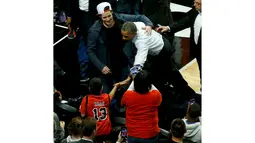 President Amerika Serikat Barack Obama menyalami penonton pada pembukaan NBA antara  Cleveland Cavaliers melawan Chicago Bulls di Chicago, Selasa(27/10/2015). (REUTERS / Jonathan Ernst)