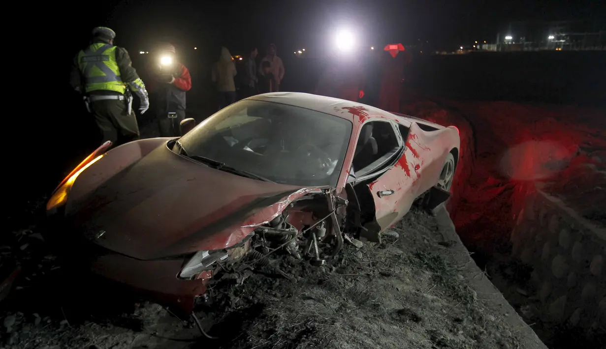 Kondisi Mobil Ferrari milik pesepakbola Chile, Arturo Vidal yang rusak parah usai mengalami kecelakaan di Kota Buin, Chile, Selasa (16/6/2015). Vidal yang mengendarai mobil tersebut langsung dibawa ke rumah sakit. (REUTERS/Felipe Fredes)