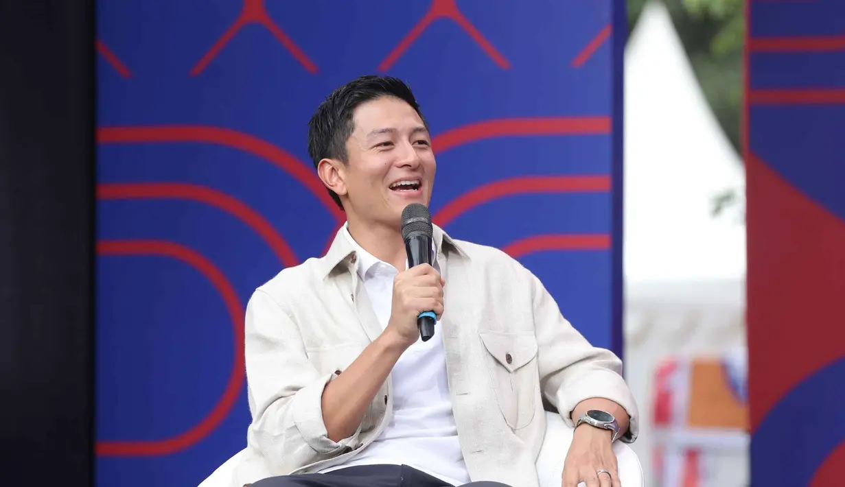 Rio Haryanto saat sesi bincang santai pada gelaran Vidio Sports Festival resmi digelar di Plaza Timur Senayan, Jakarta, pada Sabtu (18/10/2025). (Bola.com/M Iqbal Ichsan)