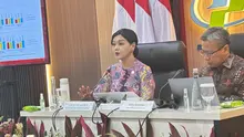 Kepala Eksekutif Pengawas Perilaku Pelaku Usaha Jasa Keuangan, Edukasi, dan Pelindungan Konsumen OJK, Friderica Widyasari Dewi bersama Deputi Bidang Statistik Sosial BPS, Ateng Hartono dalam konferensi pers, di Kantor Badan Pusat Statistik, Jakarta, Jumat (2/5/2025). (Tira/Liputan6.com)