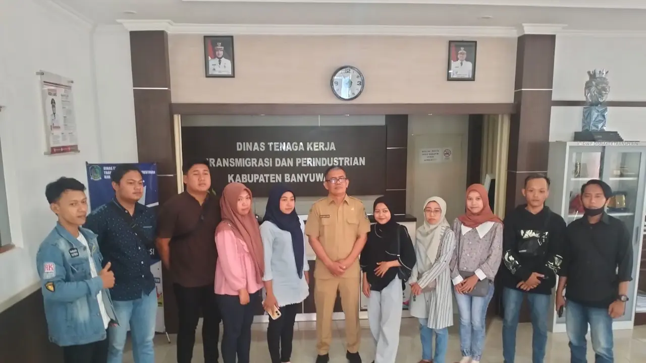 Karyawan warung bakso  datangi Dinas Tenaga Kerja, Transmigrasi dan Perindustrian Banyuwangi (Istimewa)